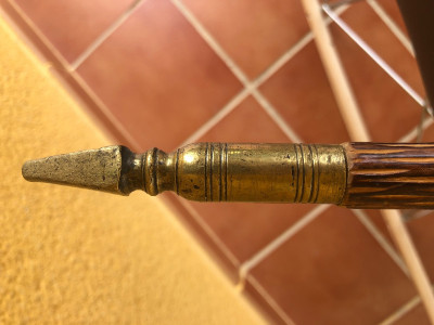 Bastón antiguo madera punta metal piramidal