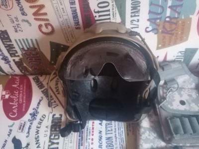 Casco y chaleco táctico para airsoft