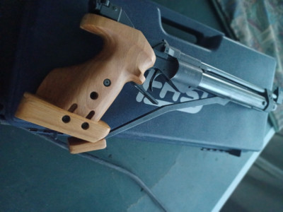 Pistola Baikal de  aire comprimido manual.