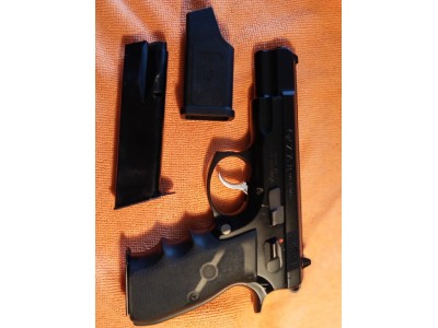 Pistola CZ 75B (9mm Pb) con kit Kadet del 22.