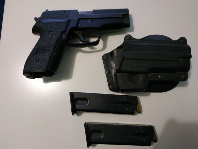 Pistola Sig Sauer P228 con funda Fobus