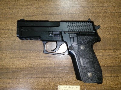 Sig Sauer P228 con láser