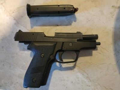 Pistola Sig Sauer P228 con funda Fobus