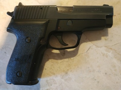 Pistola Sig Sauer P228 con funda Fobus