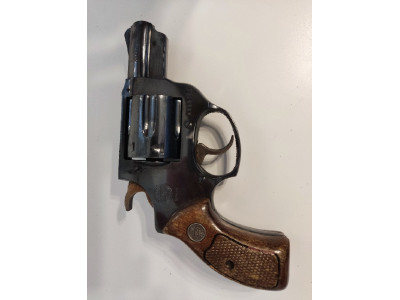 Revolver Astra 2,5 pulgadas para defensa