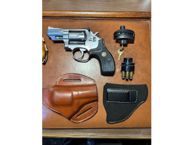 Revolver Smith & Wesson, 2.5”, .357 Magnum