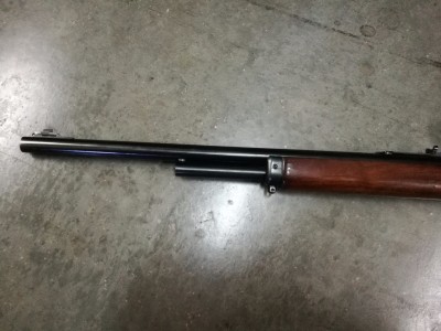 Rifle de palanca Marlin con visor Tasco de punto rojo