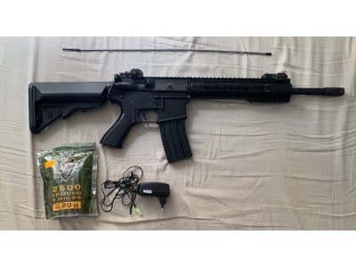 Réplica M4 de metal con culata de plástico
