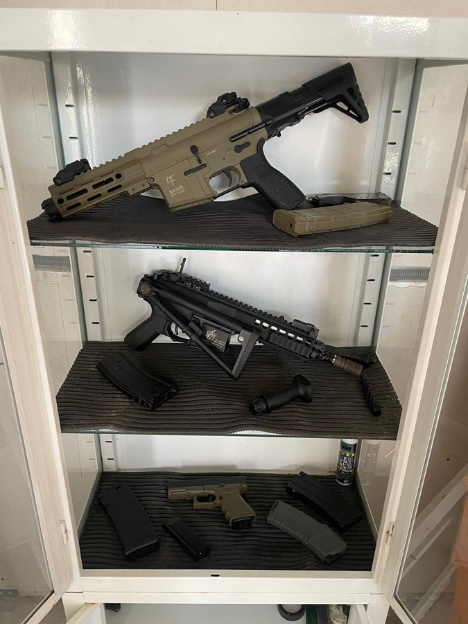 Armas airsoft y armaduras